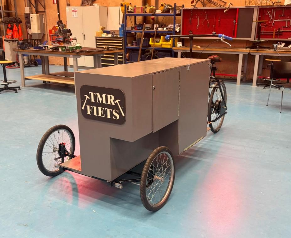 Mobile workstation cargo bike